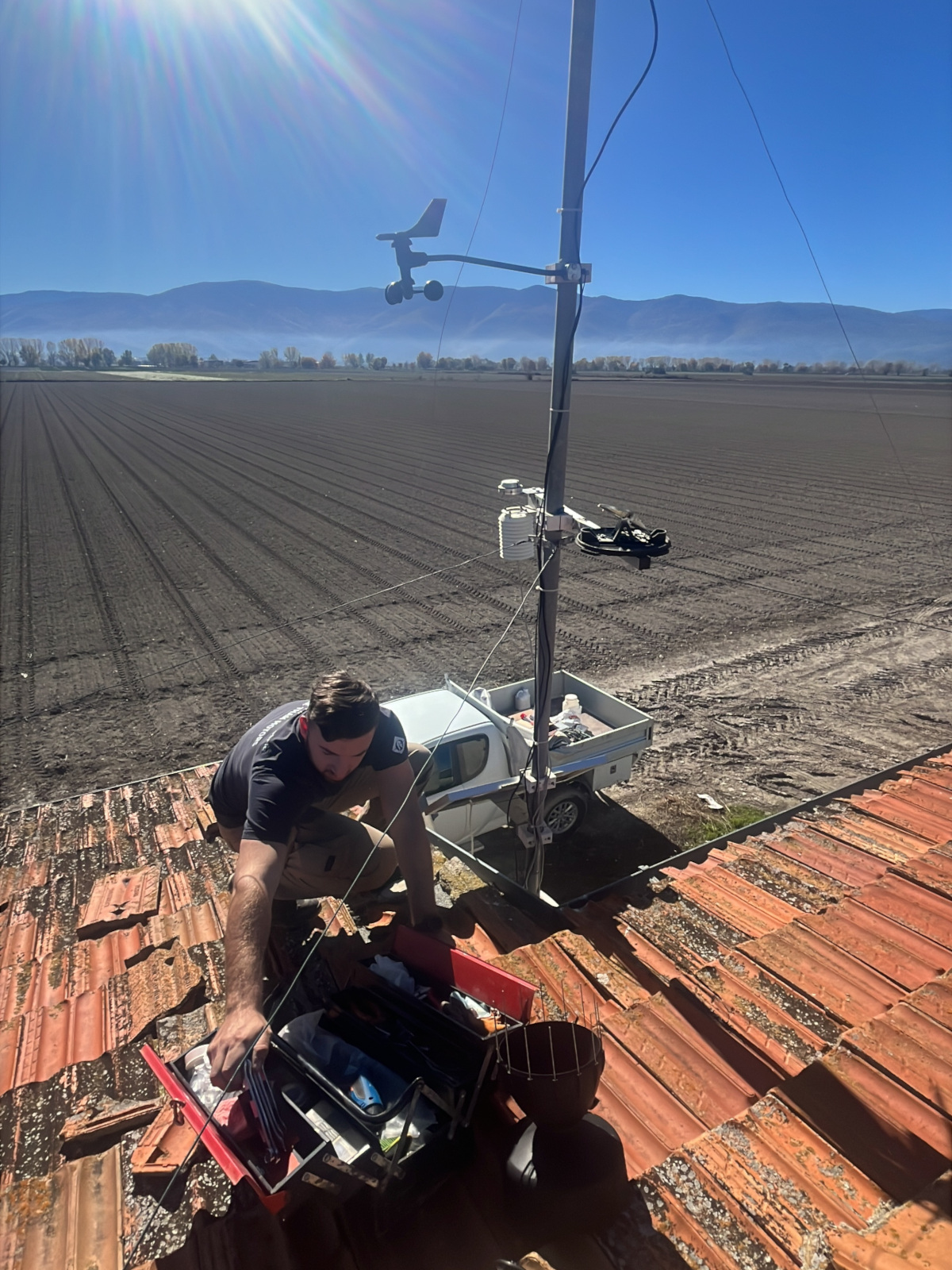 la stazione è stata posta a circa 4mt da terra per agevolare la comunicazione con gli iOt in campo. Abbiamo pertanto delle misurazioni (bagnatura fogliare, temperatura, umidità) che fanno riferimento a quella situazione