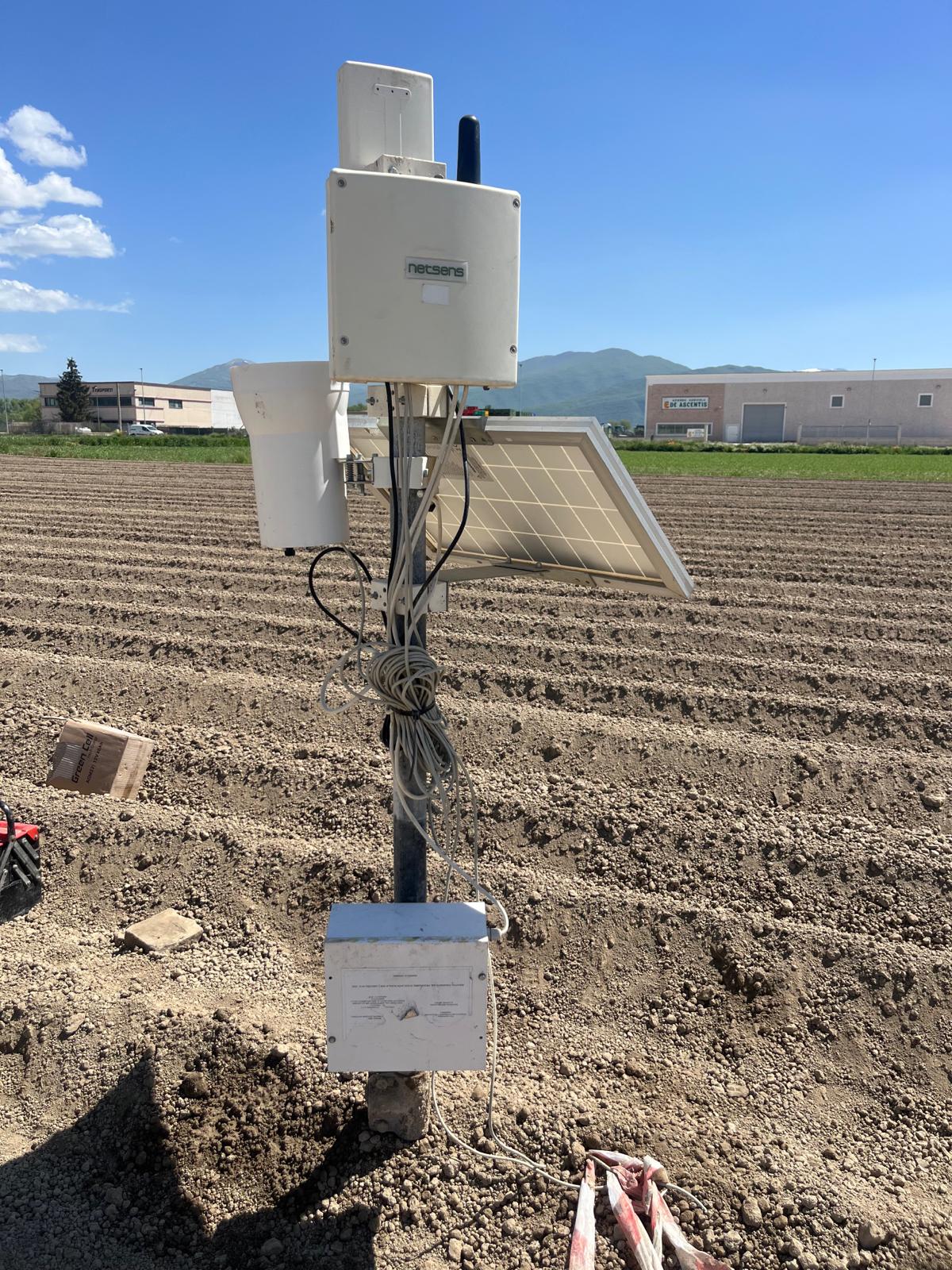 08/05/2026. Posizionamento di stazione munita di sensori suolo, pluviometro, sensore di bagnatura fogliare e termoigrometro, su campo di patate irrigato con la manichetta.